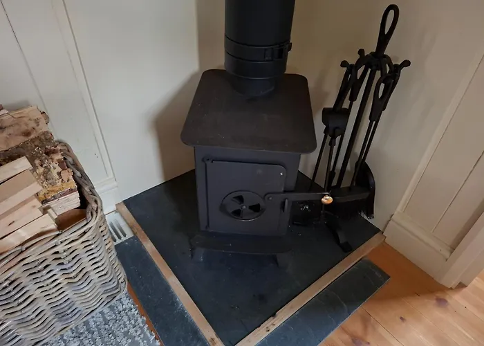 Hill Top Hideaway Shepherds Hut With Hot Tub