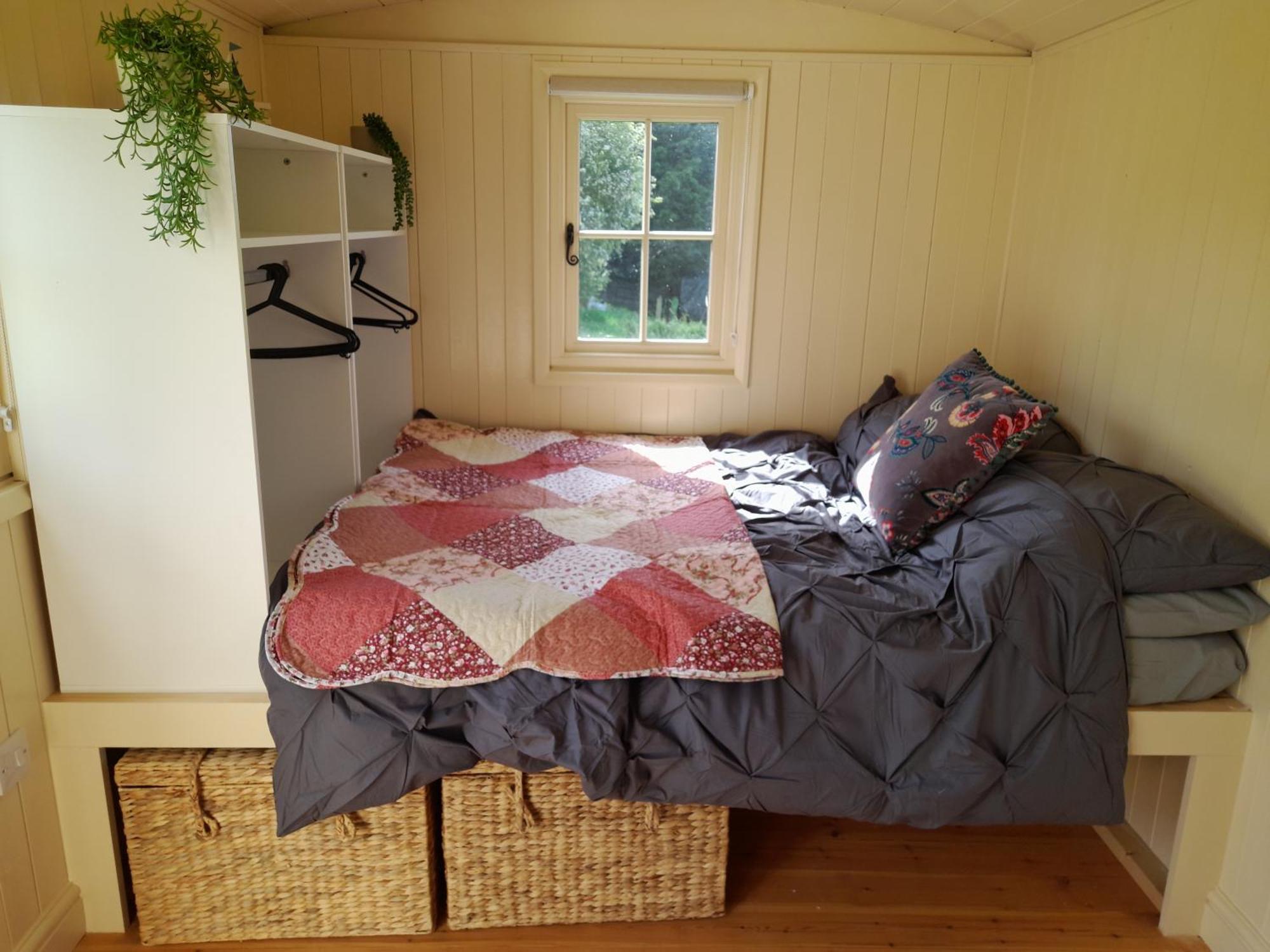 Hill Hideaway Shepherds Hut With Hot Tub * Woodham Mortimer