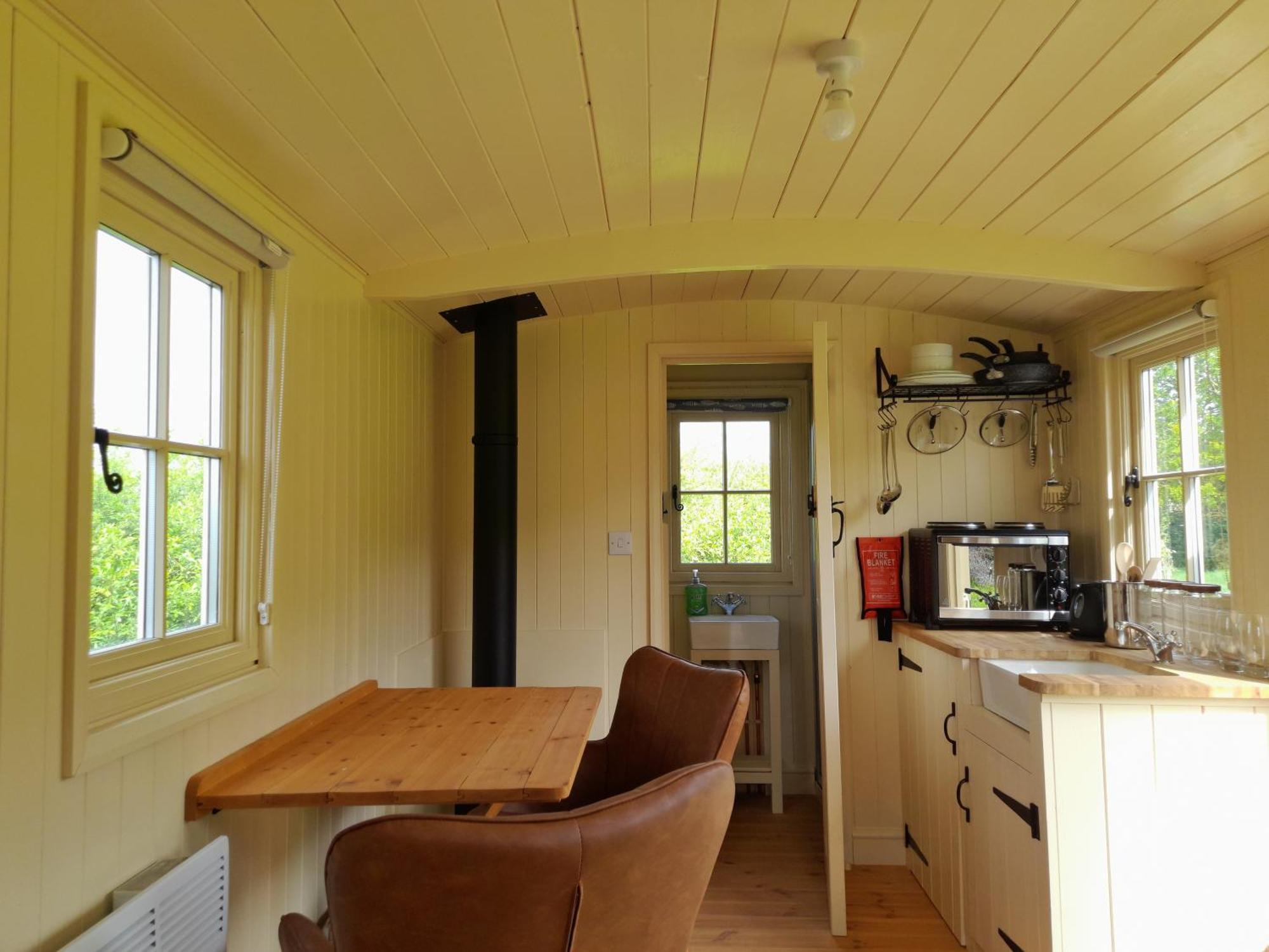 Campsite Hill Hideaway Shepherds Hut With Hot Tub *