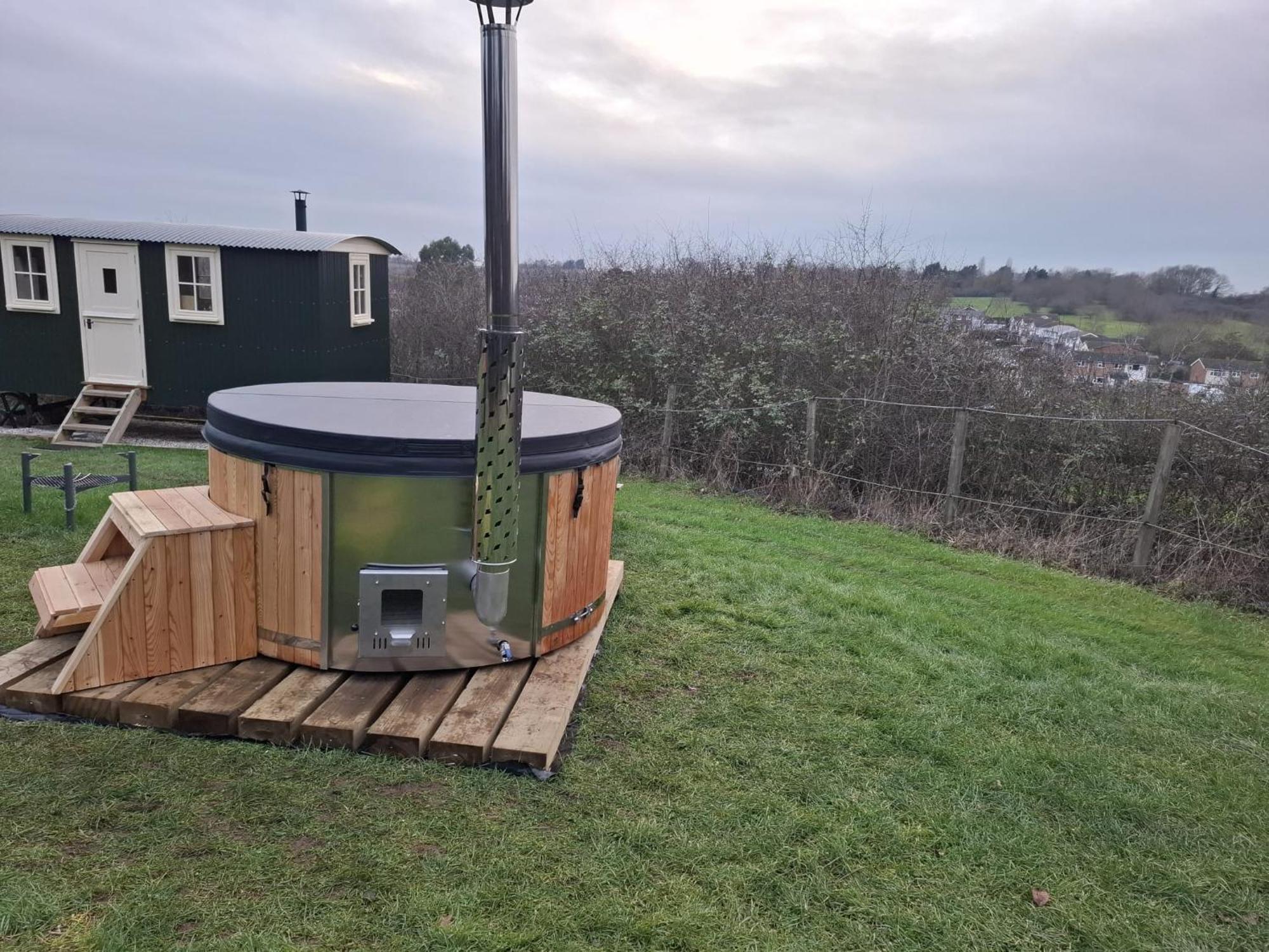 Hill Hideaway Shepherds Hut With Hot Tub * Woodham Mortimer