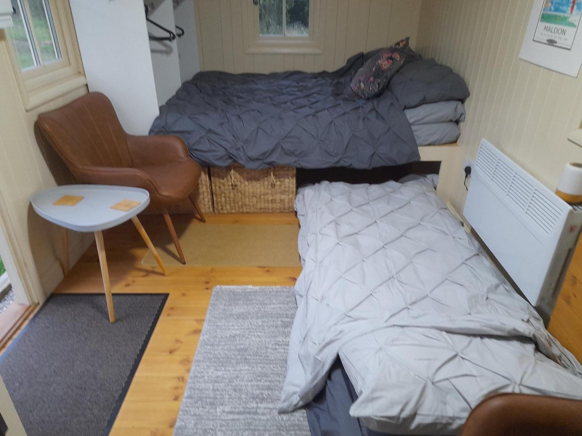 Hill Hideaway Shepherds Hut With Hot Tub *