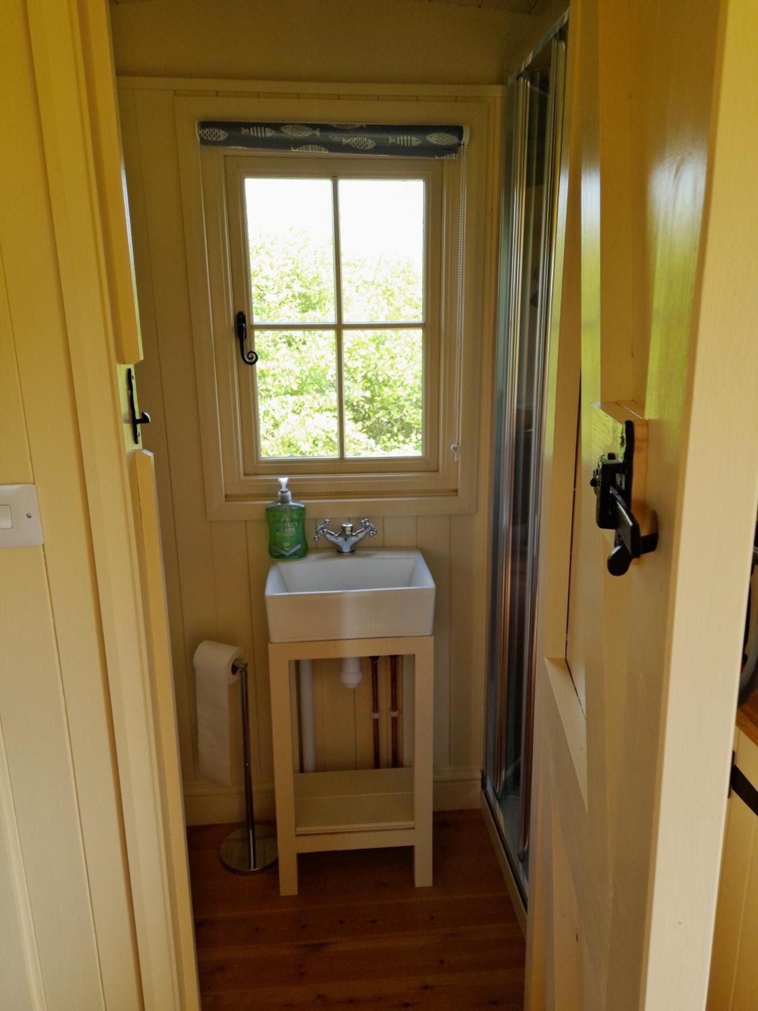 Campsite Hill Hideaway Shepherds Hut With Hot Tub