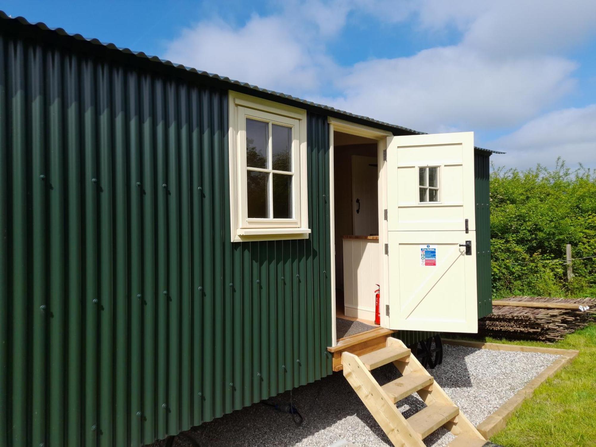 Hill Hideaway Shepherds Hut With Hot Tub Woodham Mortimer