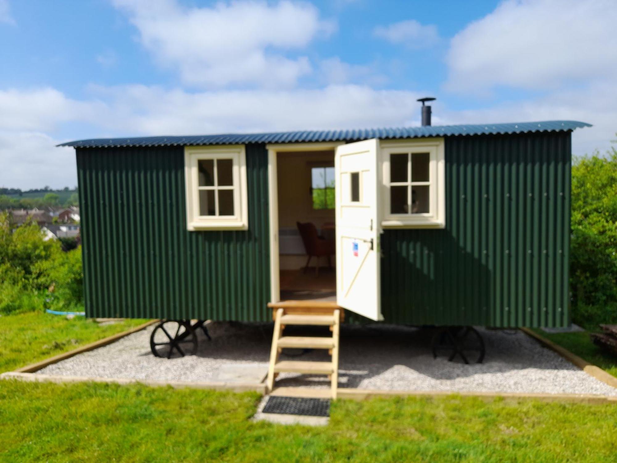 Hill Hideaway Shepherds Hut With Hot Tub