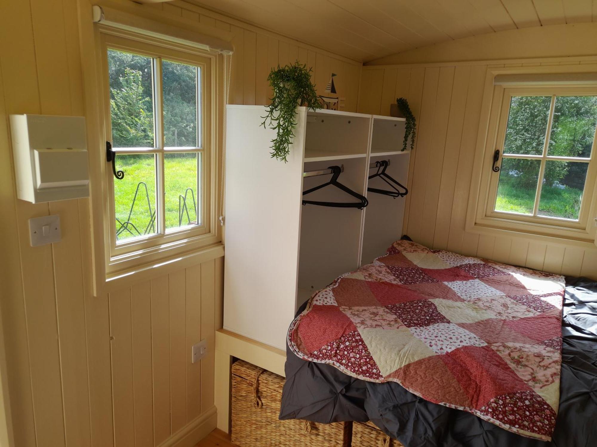 Campsite Hill Hideaway Shepherds Hut With Hot Tub *