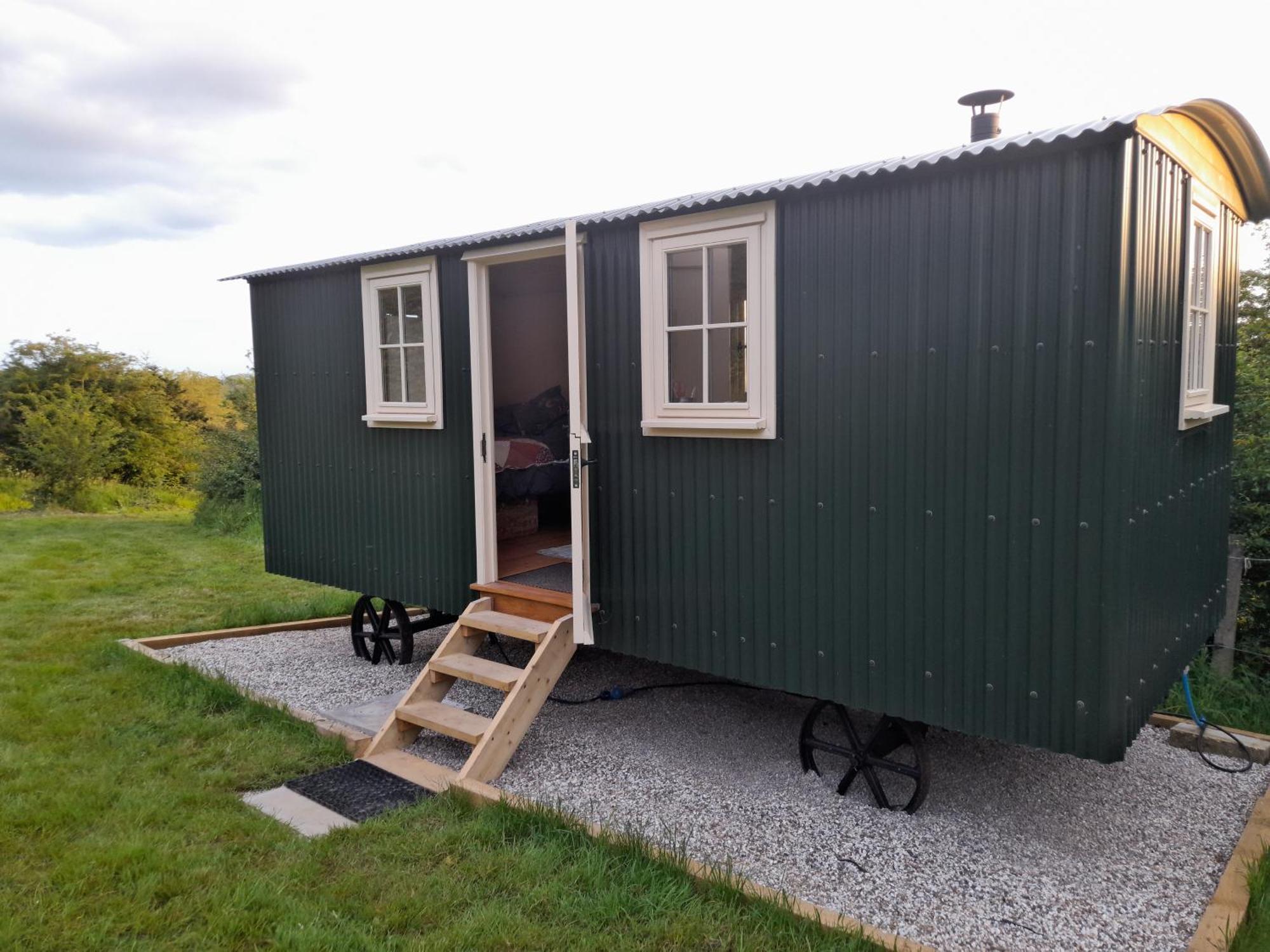 Hill Hideaway Shepherds Hut With Hot Tub Woodham Mortimer