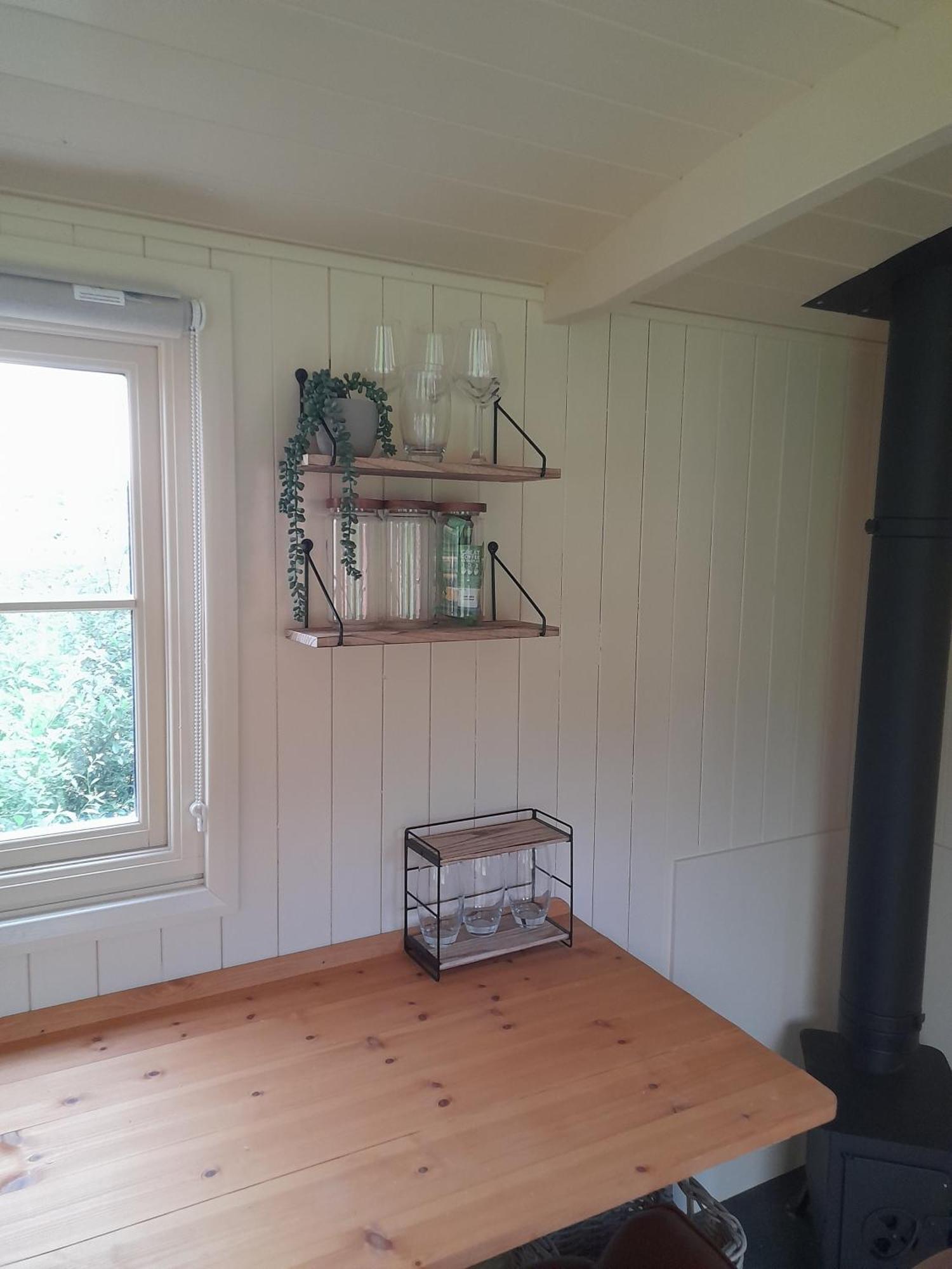 Hill Hideaway Shepherds Hut With Hot Tub * Woodham Mortimer