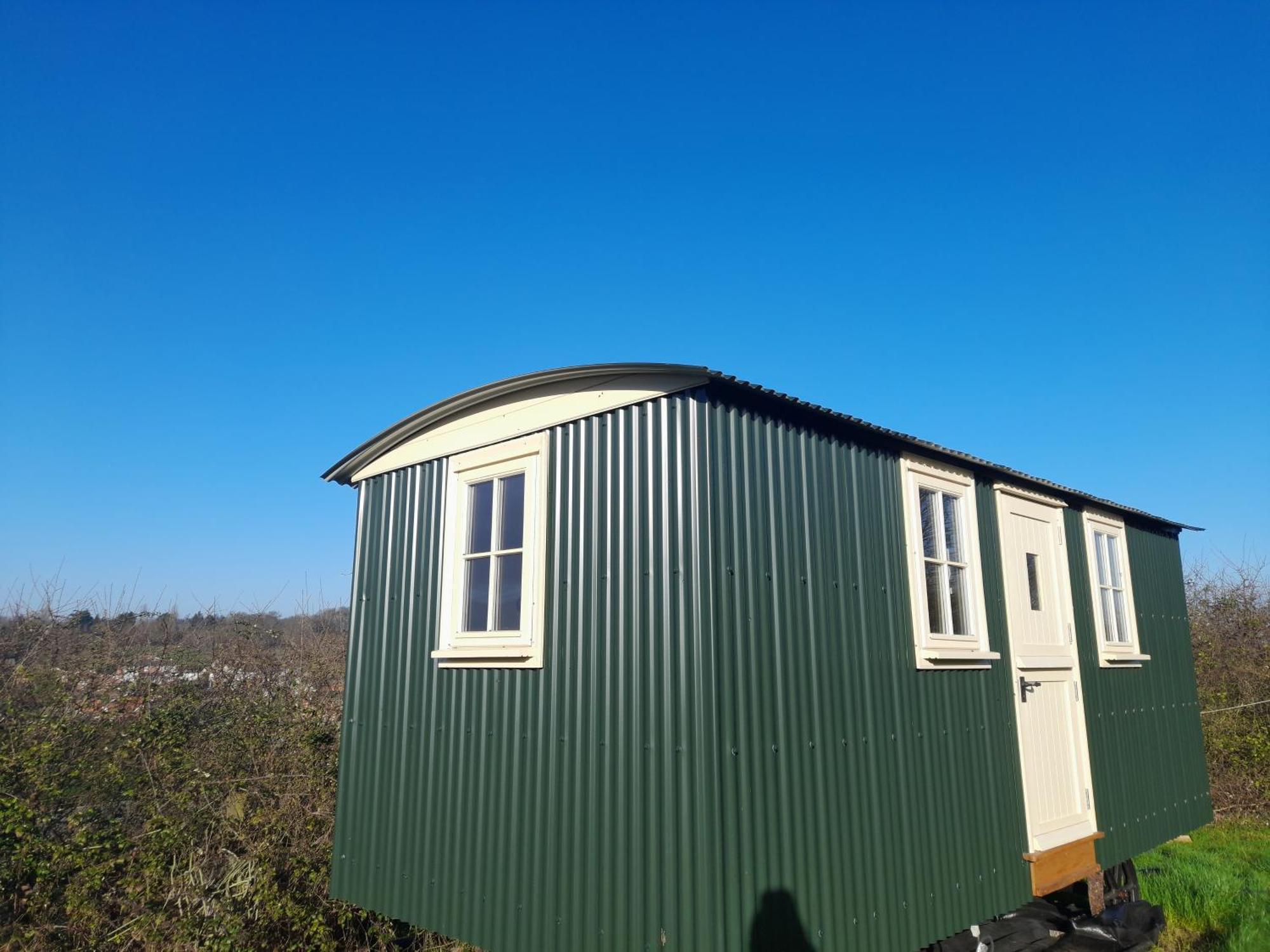 Campsite Hill Hideaway Shepherds Hut With Hot Tub *