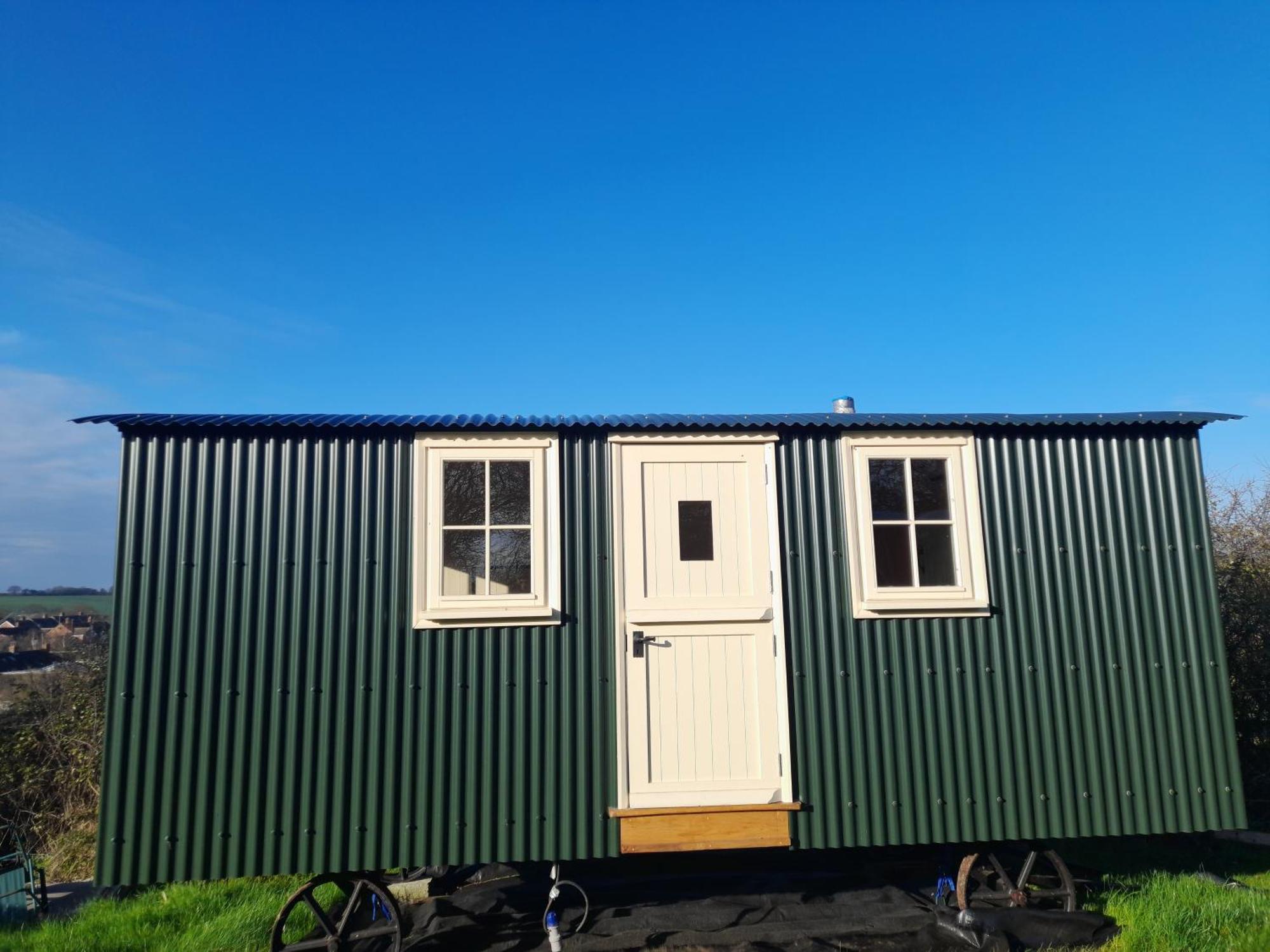 Campsite Hill Hideaway Shepherds Hut With Hot Tub