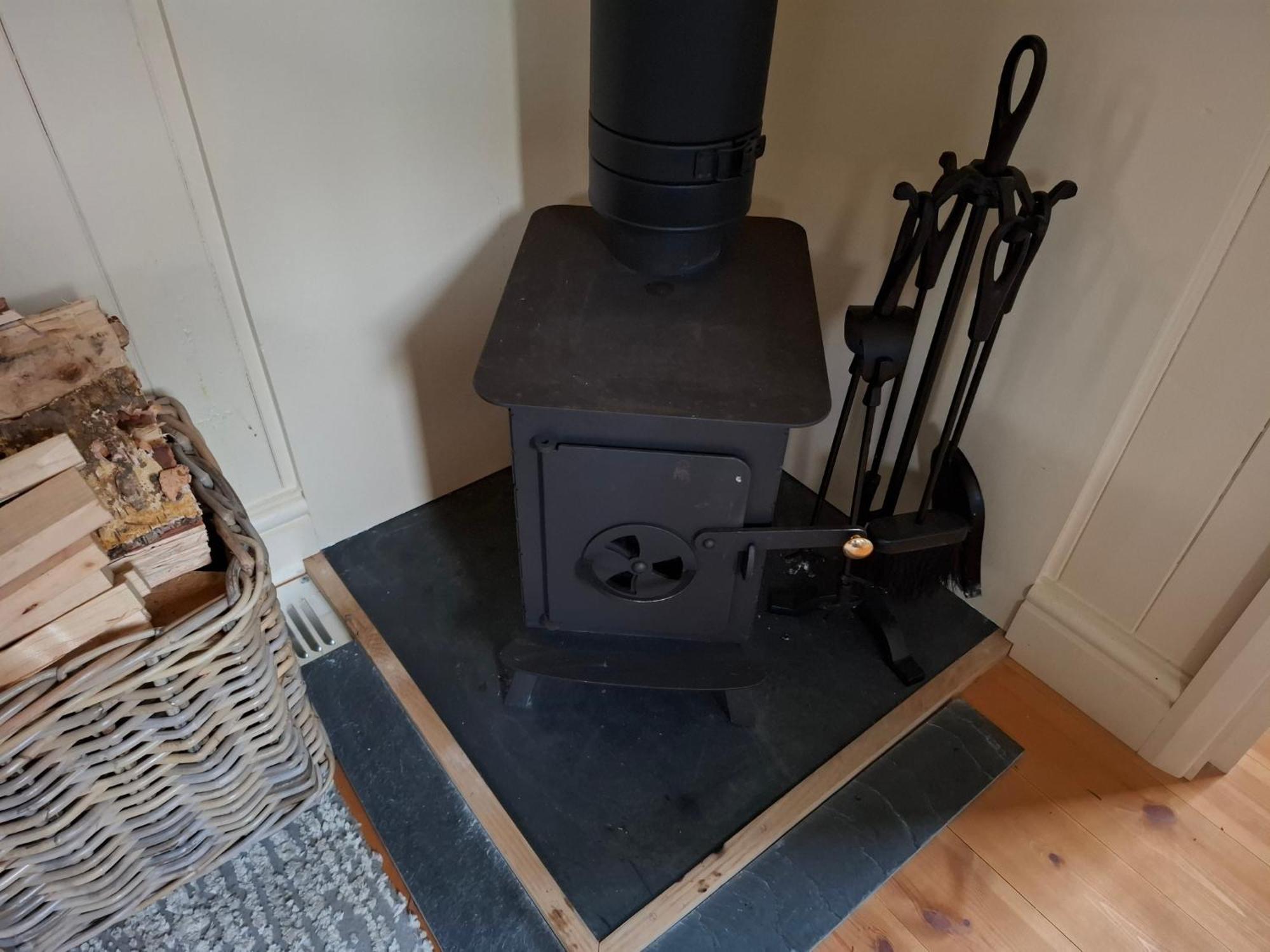 Campsite Hill Hideaway Shepherds Hut With Hot Tub *