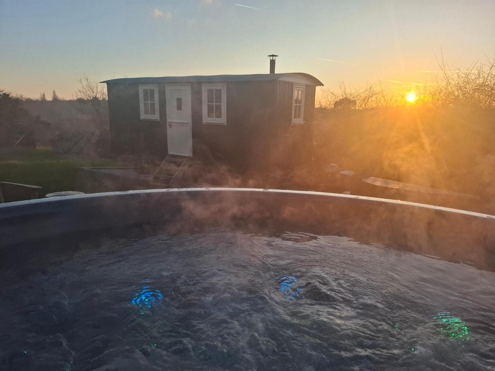 Hill Hideaway Shepherds Hut With Hot Tub * Woodham Mortimer