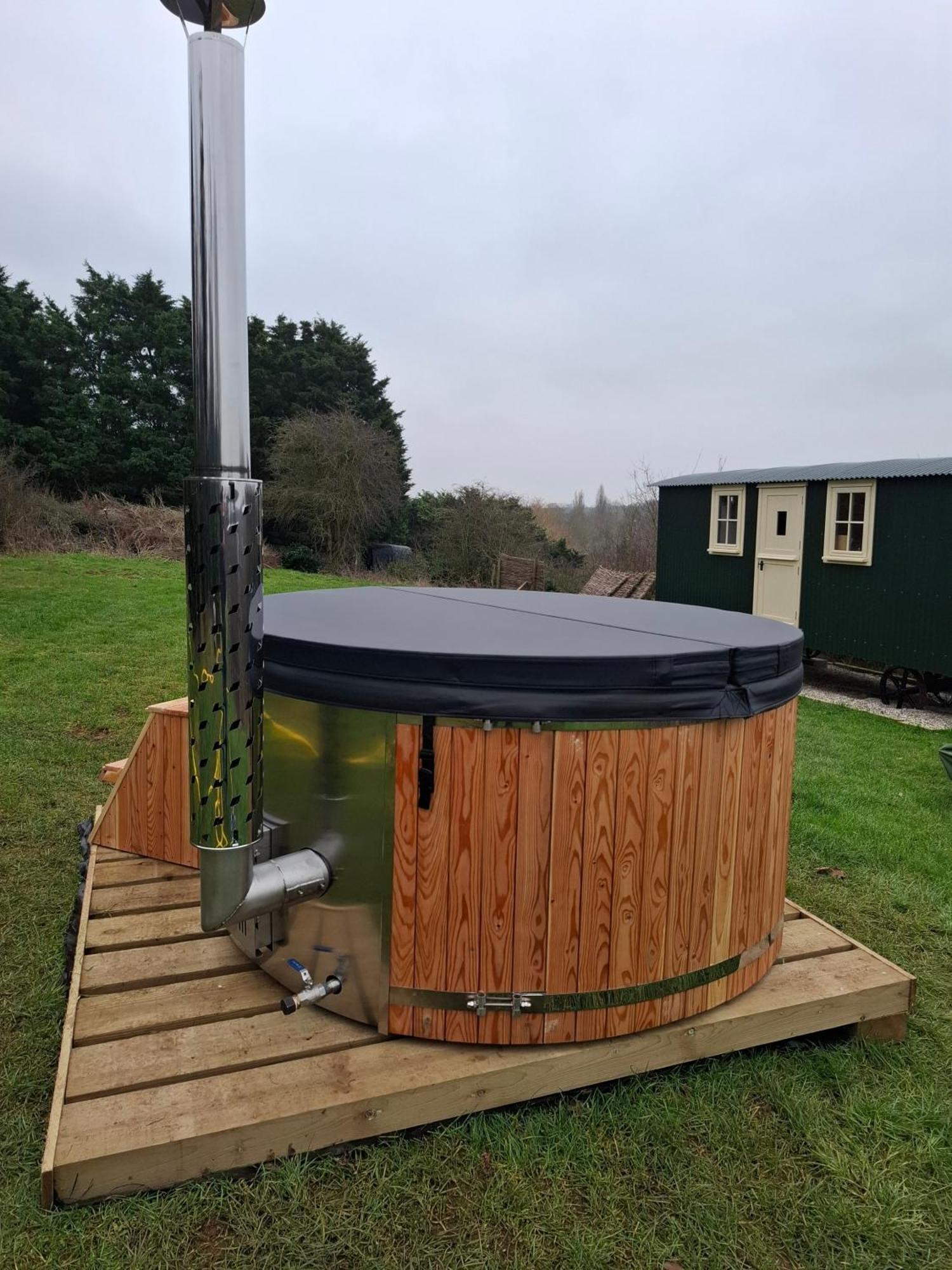 Campsite Hill Hideaway Shepherds Hut With Hot Tub